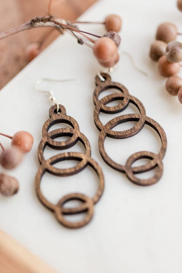 Stunning Laser-Cut Wooden Earrings: Interlocking Circles Design - Image 2